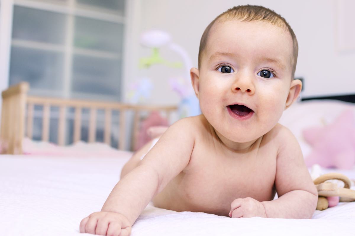 Read more about the article Zabezpieczenia drzwi dla niemowlaka: Bezpieczne środowisko w każdym pomieszczeniu