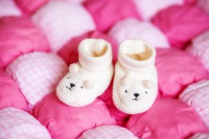 Read more about the article Wygodne buciki dla noworodka i niemowlaka – komfort i ochrona małych stópek
