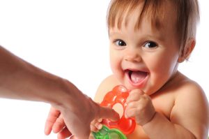 Read more about the article Wybór odpowiednich gryzaków dla niemowląt – komfort i ulga dla ząbkujących maluszków