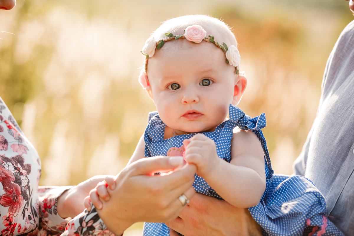 Read more about the article Ubranka niemowlęce dla dziewczynki na wiosnę – moda, wygoda i urok dla małych księżniczek