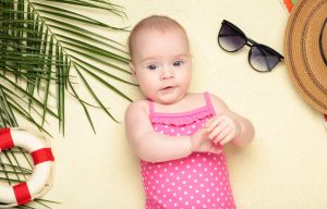 Read more about the article Ubranka niemowlęce idealne na lato – komfort i ochrona w gorące dni