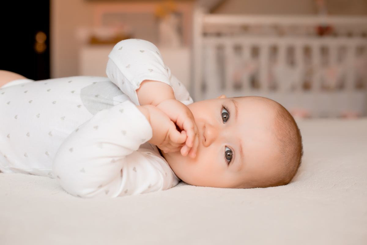 You are currently viewing Wybór odpowiedniego ubrania na body lub śpiochy dla niemowląt: Komfort i bezpieczeństwo