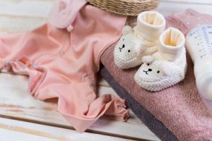 Read more about the article Jak skompletować ubranka dla noworodka? Praktyczne wskazówki dla rodziców