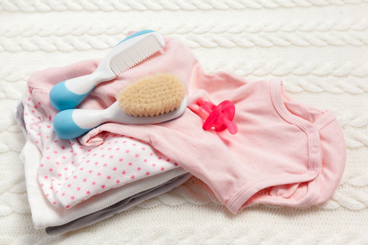 Read more about the article Pierwsze dni życia dziecka – jakie ubranka wybrać?